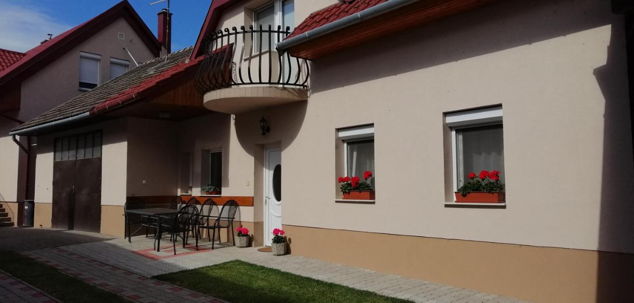 Radek Vendeghaz Es Apartman Halászi Екстериор снимка