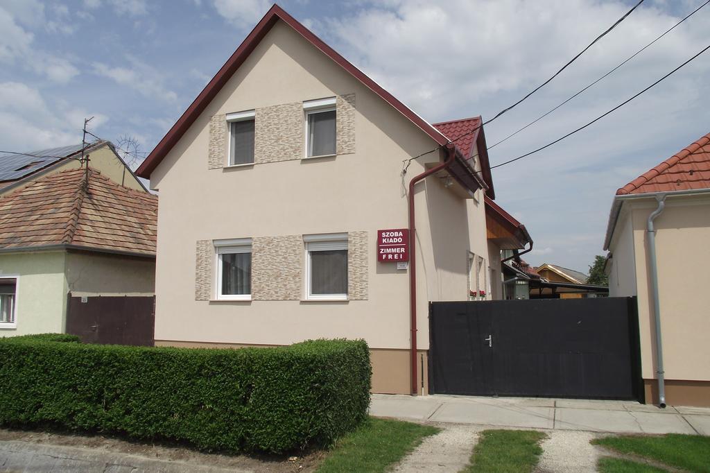 Radek Vendeghaz Es Apartman Halászi Екстериор снимка