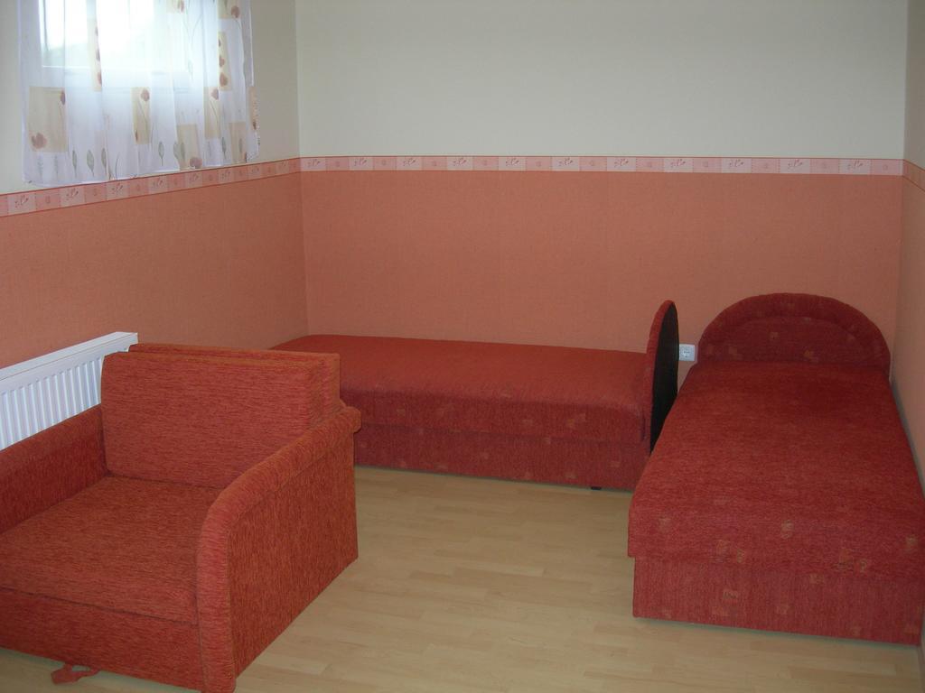 Radek Vendeghaz Es Apartman Halászi Екстериор снимка